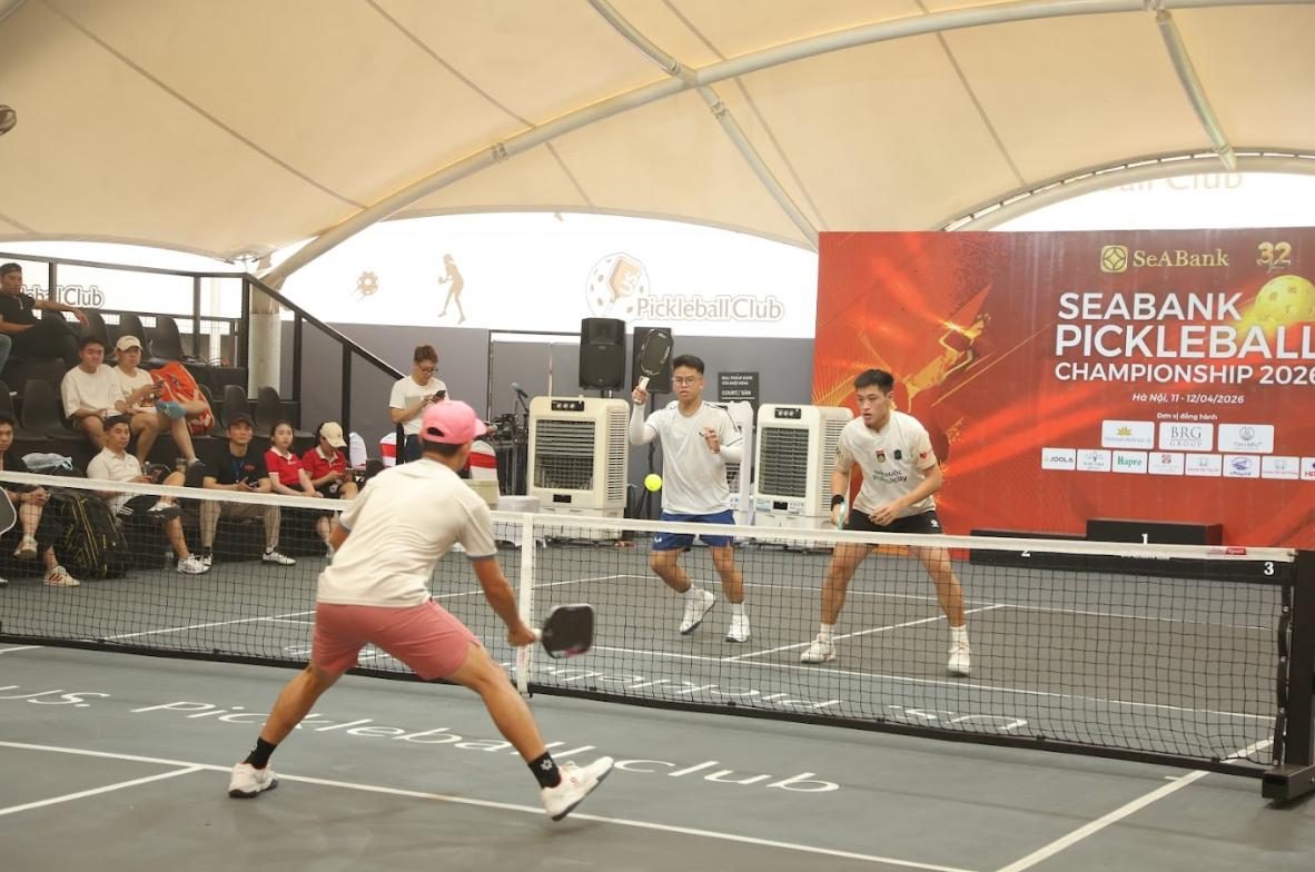 Trận đấu Pickleball buổi tối tại cụm sân mái vòm