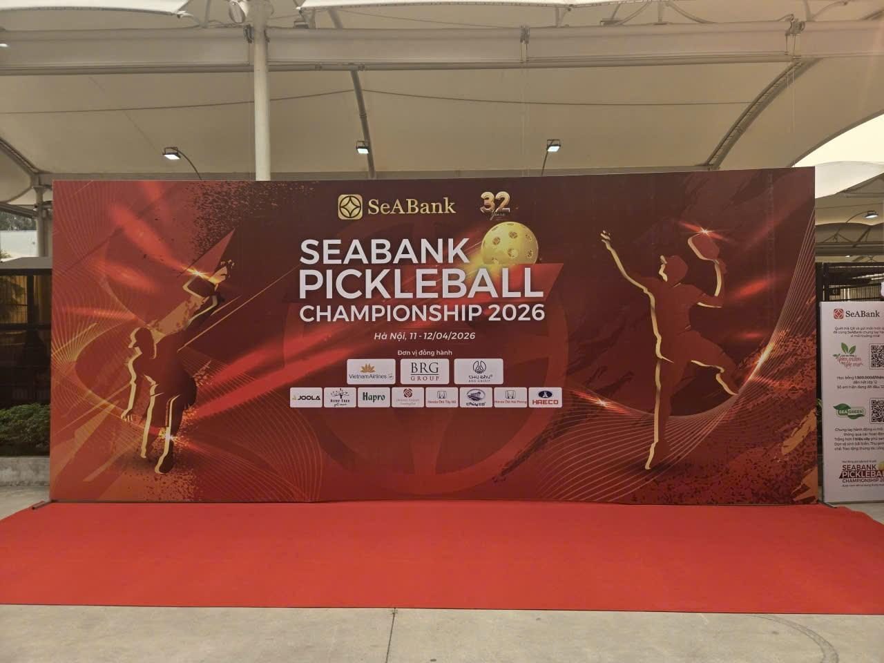 Sân khấu và backdrop giải SeABank Pickleball Championship 2026