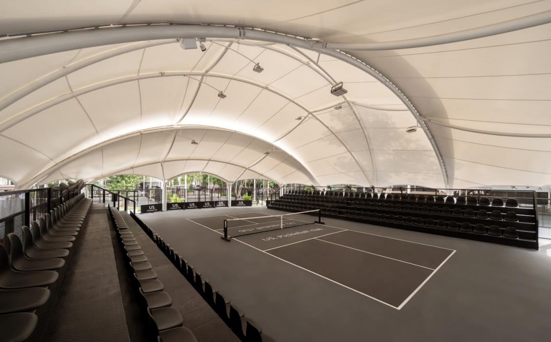 Sân Pickleball ngoài trời tiêu chuẩn thi đấu dưới hệ mái vòm căng trắng, khán đài chuyên nghiệp tại US Pickleball 70 An Dương
